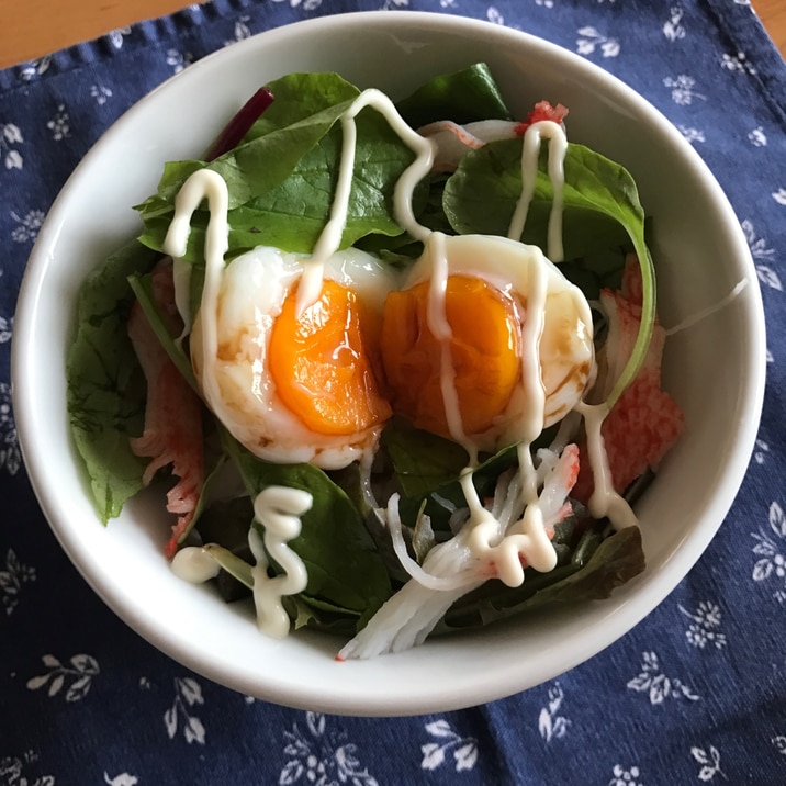 ベビーリーフとカニカマの温泉卵丼